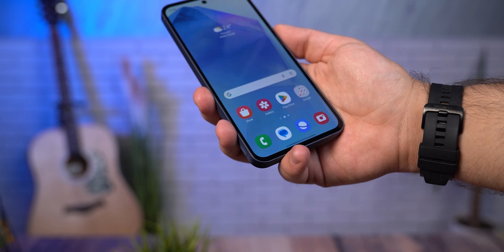 Telefon Samsung A55 u rukama