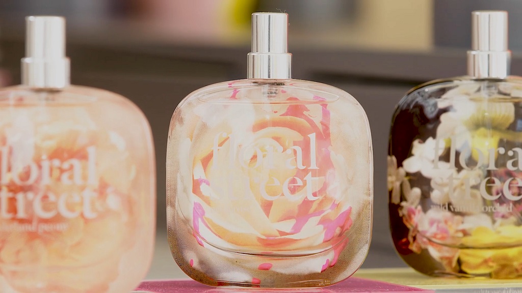 Tri bočice parfema Floral Street sa cvetnim motivima u staklu, u fokusu je Floral Street Neon Rose Eau de Parfum.