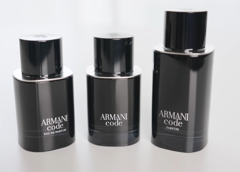Tri bočice parfema Giorgio Armani Code u elegantnom crnom dizajnu, postavljene na svetloj podlozi – simbol luksuza i muške sofisticiranosti